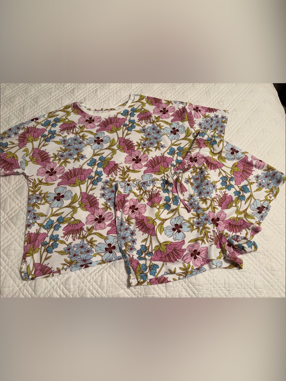 Vera Bradley White Floral Pajama Set with Pink and Blue Flowers